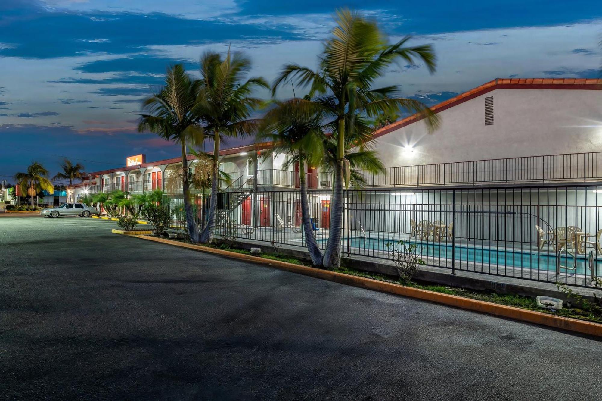 Red Roof Inn Los Angeles - Bellflower Exterior photo
